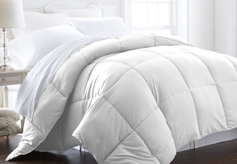 Luxury Linens™ Premium Super Plush Over Filled Down Fiber Comforter - King/CalKing - White